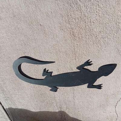 HEAVY IRON 32" GECKO INDOOR/OUTDOOR WALL DECOR