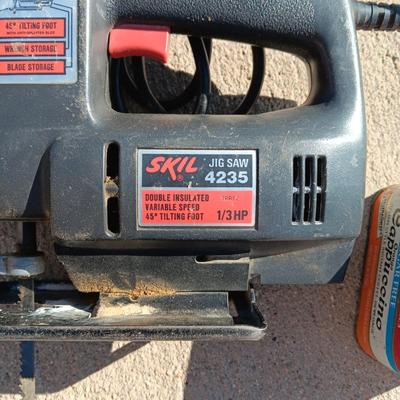 1/4 SHEET SANDER W/SANDPAPER AND A JIGSAW WITH BLADES