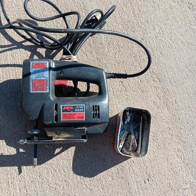 1/4 SHEET SANDER W/SANDPAPER AND A JIGSAW WITH BLADES