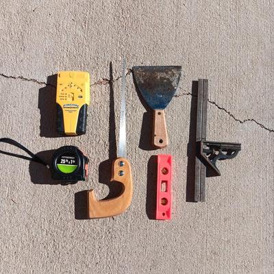 TRISCANNER PRO, TAPE MEASURE, HAND SAW, SMALL LEVEL AND MORE