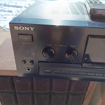 SONY AM/FM STEREO RECEIVER AMPLI-TUNER STR-D390 W/REMOTE AND PAIR OF SANYO SPEAKERS