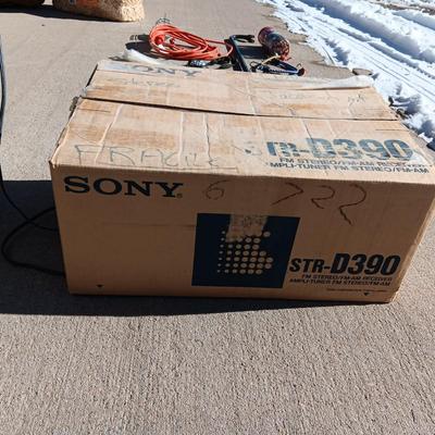 SONY AM/FM STEREO RECEIVER AMPLI-TUNER STR-D390 W/REMOTE AND PAIR OF SANYO SPEAKERS