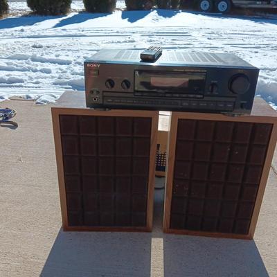 SONY AM/FM STEREO RECEIVER AMPLI-TUNER STR-D390 W/REMOTE AND PAIR OF SANYO SPEAKERS