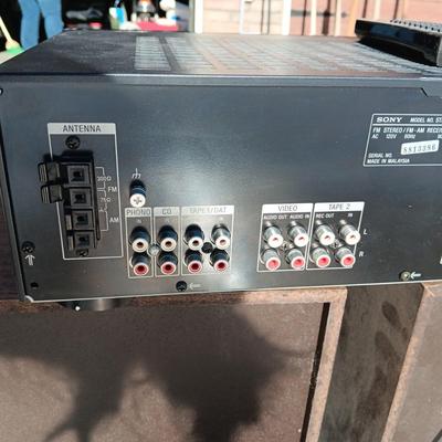 SONY AM/FM STEREO RECEIVER AMPLI-TUNER STR-D390 W/REMOTE AND PAIR OF SANYO SPEAKERS