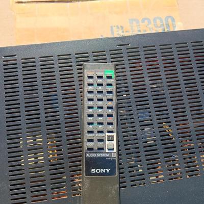 SONY AM/FM STEREO RECEIVER AMPLI-TUNER STR-D390 W/REMOTE AND PAIR OF SANYO SPEAKERS