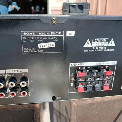 SONY AM/FM STEREO RECEIVER AMPLI-TUNER STR-D390 W/REMOTE AND PAIR OF SANYO SPEAKERS