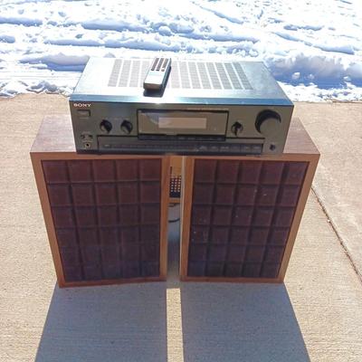 SONY AM/FM STEREO RECEIVER AMPLI-TUNER STR-D390 W/REMOTE AND PAIR OF SANYO SPEAKERS