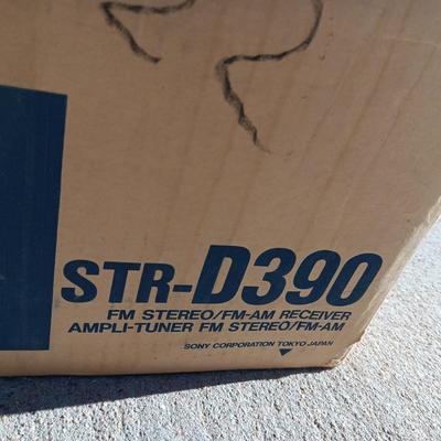 SONY AM/FM STEREO RECEIVER AMPLI-TUNER STR-D390 W/REMOTE AND PAIR OF SANYO SPEAKERS