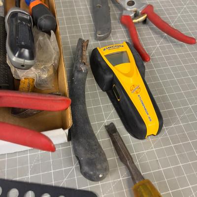Mixed lot of Tools: Blades, Saws, Hammer