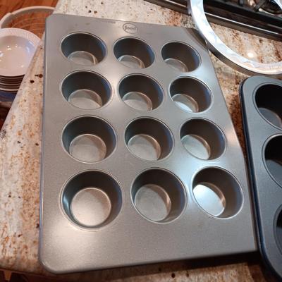 BAKEWARE AND A CUTTING BOARD