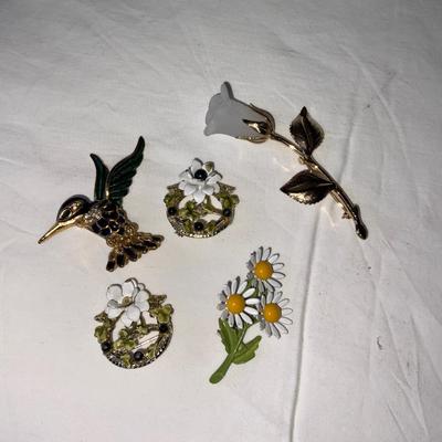 Lot of vintage brooches.