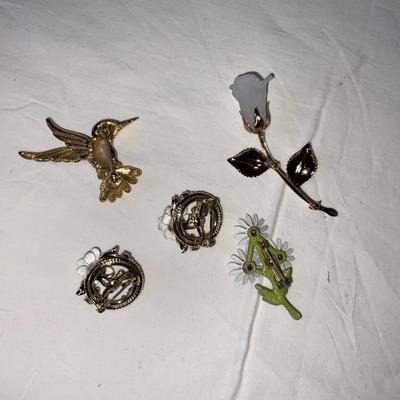 Lot of vintage brooches.