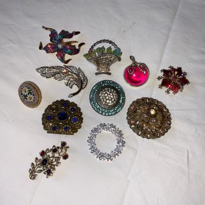 Nice Lot of Vintage Brooches
