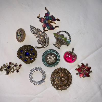 Nice Lot of Vintage Brooches