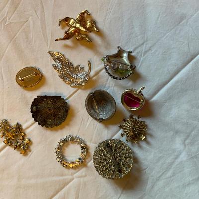 Nice Lot of Vintage Brooches