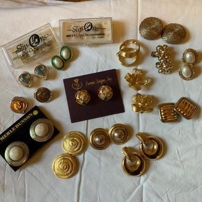 Lot of gold and silver toned vintage clip on earrings