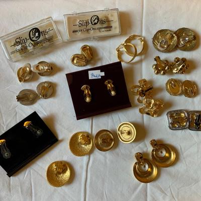 Lot of gold and silver toned vintage clip on earrings