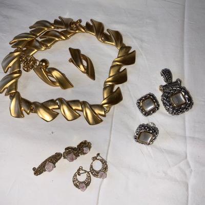 Lot of small jewelry sets.