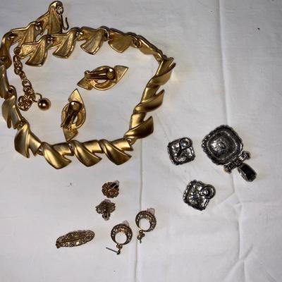 Lot of small jewelry sets.