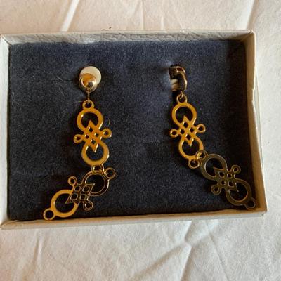 Necklace and Earring Set from the Historic Charleston Foundation