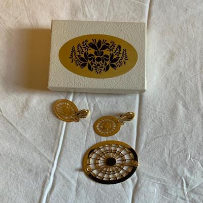 Nice Earrings and Brooch set from the Historic Charleston Collection