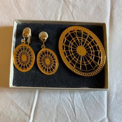 Nice Earrings and Brooch set from the Historic Charleston Collection