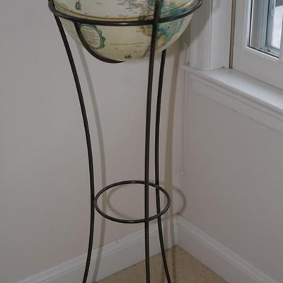 DECORATIVE GLOBE ON METAL ROD STAND