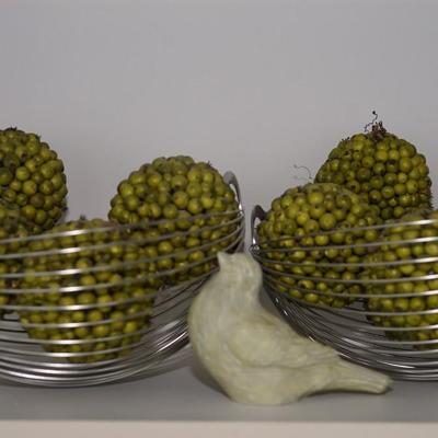 PAIR OF LIGHTWEIGHT WIRE BASKET W/ FIVE DRIED SEED BERRY BALLS / CERAMIC BIRD DECOR