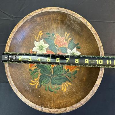 Vintage & Modern Wood Salad Bowls and Decorative Pieces