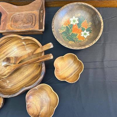 Vintage & Modern Wood Salad Bowls and Decorative Pieces