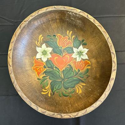 Vintage & Modern Wood Salad Bowls and Decorative Pieces