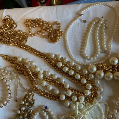 Lot of Vintage Pearl Jewelry