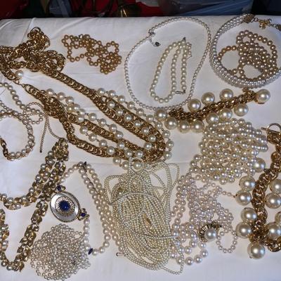 Lot of Vintage Pearl Jewelry