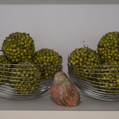 PAIR OF LIGHTWEIGHT WIRE BASKETS/ BERRY BALLS AND CERAMIC SPARROW DECORATIVE