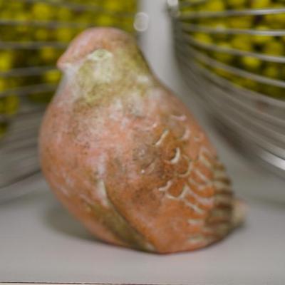 PAIR OF LIGHTWEIGHT WIRE BASKETS/ BERRY BALLS AND CERAMIC SPARROW DECORATIVE