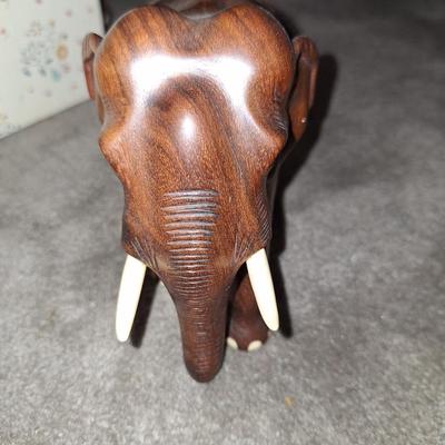2 wooden Elephants