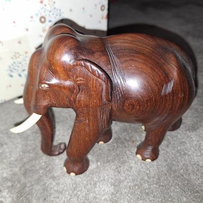 2 wooden Elephants