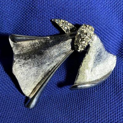 vintage DESIGNER SIGNED BSK JEWELRY SILVERTONE & RHINESTONE BROOCH