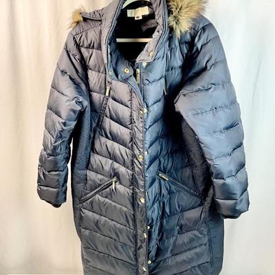 Lot M 352 MICHAEL KORS Women’s Down Puffer Coat with Faux Fur Trimmed Hood, Navy Blue (size 1X)