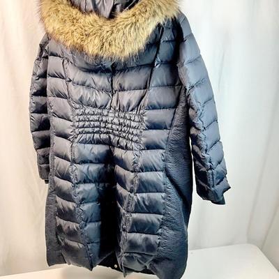 Lot M 352 MICHAEL KORS Women’s Down Puffer Coat with Faux Fur Trimmed Hood, Navy Blue (size 1X)