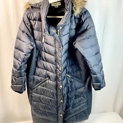 Lot M 352 MICHAEL KORS Women’s Down Puffer Coat with Faux Fur Trimmed Hood, Navy Blue (size 1X)