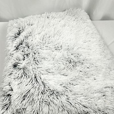Lot M 371 NWT Barefoot Dreams Cozy Chic Ultra Lite Ocean Breeze Poncho / Best Friends by Sheri Faux Fur Throw