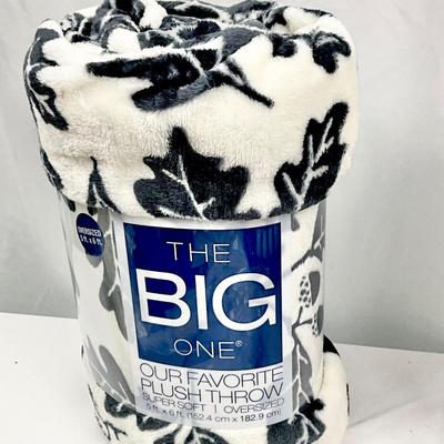 Lot F 376 NWT Lands’ End White Puffer Vest (size 2X) / NWT Lands’ End Black & White Striped Cape / NWT Ear Muffs / NWT Throw /...