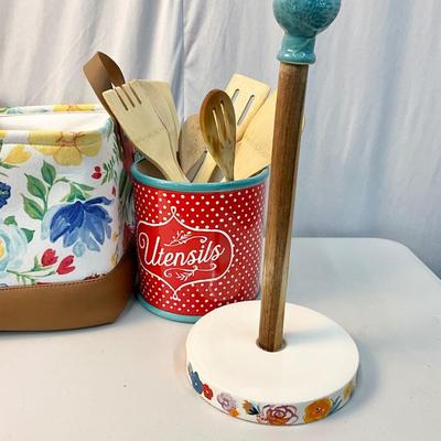 Lot S 427 NIB The Pioneer Woman 14pc Knife Set / Apron ? Canvas Basket / Paper Towel Holder / Ceramic Utensil Jar with Wooden Spoon Set