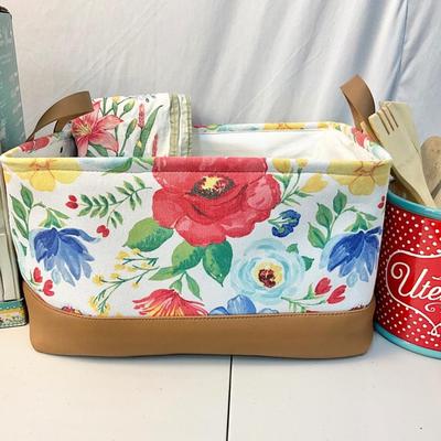 Lot S 427 NIB The Pioneer Woman 14pc Knife Set / Apron ? Canvas Basket / Paper Towel Holder / Ceramic Utensil Jar with Wooden Spoon Set