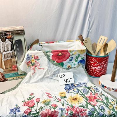 Lot S 427 NIB The Pioneer Woman 14pc Knife Set / Apron ? Canvas Basket / Paper Towel Holder / Ceramic Utensil Jar with Wooden Spoon Set