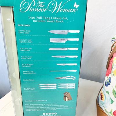 Lot S 427 NIB The Pioneer Woman 14pc Knife Set / Apron ? Canvas Basket / Paper Towel Holder / Ceramic Utensil Jar with Wooden Spoon Set