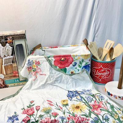 Lot S 427 NIB The Pioneer Woman 14pc Knife Set / Apron ? Canvas Basket / Paper Towel Holder / Ceramic Utensil Jar with Wooden Spoon Set