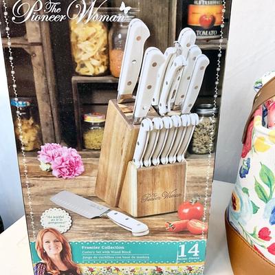 Lot S 427 NIB The Pioneer Woman 14pc Knife Set / Apron ? Canvas Basket / Paper Towel Holder / Ceramic Utensil Jar with Wooden Spoon Set
