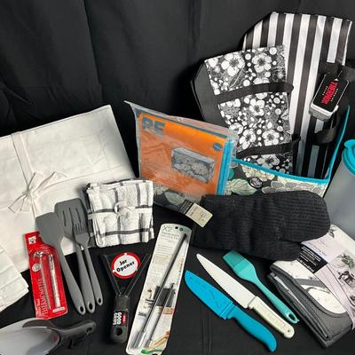 Lot R 446 Black/White/Teal Kitchen Essentials